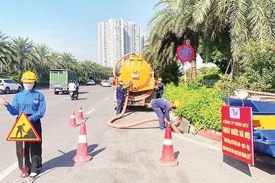 Công ty Thoát nước Hà Nội ra quân bảo đảm hệ thống thoát nước vận hành tốt, không để xảy ra úng ngập trong dịp đại lễ.