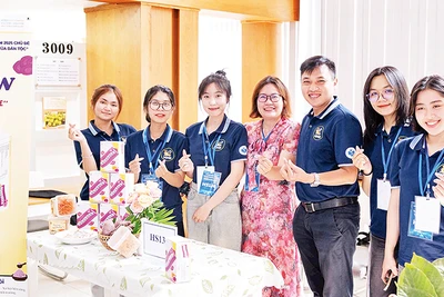 Nhóm dự án “CordyDew-Sản phẩm probiotics dạng thạch sữa chua khoai lang và đông trùng hạ thảo” tại gian hàng trưng bày.