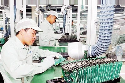 Sản xuất và lắp ráp linh kiện điện tử tại Khu Công nghệ cao Hòa Lạc. (Ảnh TRẦN AN)