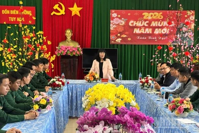 Đồng chí Hồ Thị Nguyên Thảo, Phó Chủ tịch Thường trực Ủy ban nhân dân tỉnh Đắk Lắk phát biểu tại buổi thăm, chúc Tết tại Đồn Biên phòng Tuy Hòa.