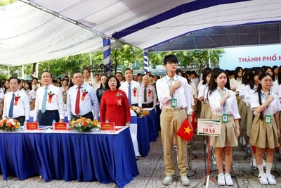 Các đại biểu và học sinh trường THPT Phan Huy Chú làm lễ chào cờ.