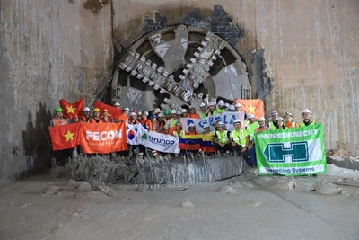 Các nhà thầu phấn khởi chào đón TBM Thần tốc về đến ga ngầm S11-Văn Miếu.