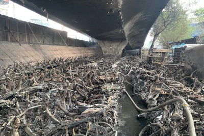 Vụ cháy bãi trông giữ xe dưới gầm cầu Vĩnh Tuy đã thiêu rụi hàng trăm xe máy.