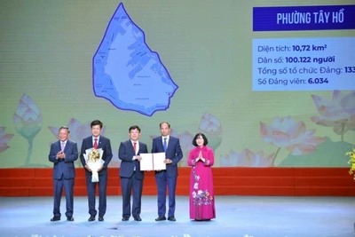 Lãnh đạo Thành ủy Hà Nội trao quyết định cho các Bí thư, Chủ tịch Ủy ban nhân dân xã, phường.