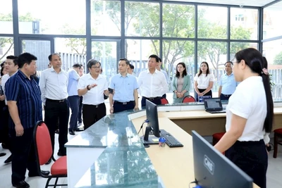 Lãnh đạo Ủy ban nhân dân thành phố khảo sát, kiểm tra việc vận hành chính quyền địa phương hai cấp tại trụ sở phường Tây Hồ. (Ảnh: Hương Ly)