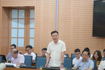 Lãnh đạo Sở Xây dựng Hà Nội thông tin tại cuộc làm việc.