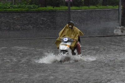 Hà Nội khuyến cáo người dân hạn chế ra đường trong điều kiện thời tiết mưa bão. (Ảnh THÀNH ĐẠT).