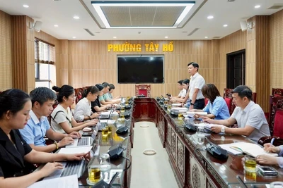 Đại diện Ủy ban nhân dân phường Tây Hồ thông tin về hai dự án trọng điểm đang triển khai trên địa bàn.