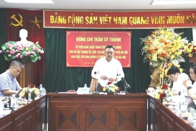 Chủ tịch Ủy ban nhân dân thành phố Trần Sỹ Thanh phát biểu kết luận buổi làm việc.