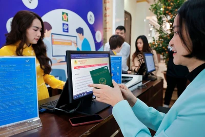 Người dân đến đại lý dịch vụ công làm thủ tục đổi hộ chiếu. (Ảnh: Minh Quyết - TTXVN)