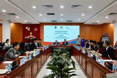 Giáo sư, Tiến sĩ Lê Văn Lợi, Chủ tịch Viện Hàn lâm Khoa học xã hội Việt Nam và Đại sứ đặc mệnh toàn quyền Argentina tại Việt Nam Marcos Antonio Bednarski chủ trì buổi tọa đàm. (Ảnh: KHẮC KIÊN)