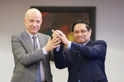 Thủ tướng Phạm Minh Chính tiếp Tổng Bí thư Đảng Mặt trận Giải phóng Dân tộc Algeria (FLN) Abdelkrim Benmbarek. Ảnh: TTXVN