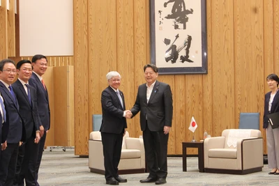 Đồng chí Đỗ Văn Chiến, Chủ tịch Ủy ban Trung ương Mặt trận Tổ quốc Việt Nam gặp Chánh Văn phòng Nội các Nhật Bản Yoshimasa Hayashi. Ảnh: Phạm Tuân/TTXVN