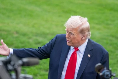 Tổng thống Donald Trump trao đổi về kế hoạch hòa bình Nga-Ukraine với các phóng viên. Ảnh: Xinhua