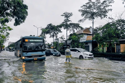Cơn mưa kéo dài từ đêm tới sáng khiến nhiều tuyến phố ở Hà Nội ngập nặng. (Ảnh: VĂN THỊNH)
