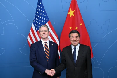 Phó Thủ tướng Trung Quốc Hà Lập Phong (phải) trong cuộc đàm phán thương mại với Bộ trưởng Tài chính Mỹ Scott Bessent tại Stockholm, Thuỵ Điển, ngày 28/7/2025. Ảnh: THX