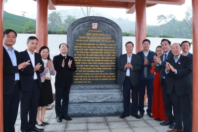 Lãnh đạo Nhà xuất bản Chính trị quốc gia Sự thật và đại diện chính quyền địa phương thực hiện nghi thức khánh thành Nhà bia lưu niệm.