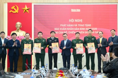 Báo Nhân Dân trao 40 nghìn số báo Xuân Bính Ngọ tặng cán bộ, chiến sĩ biên giới, hải đảo
