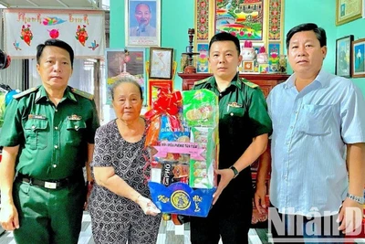 Đồn Biên phòng Tân Tiến (thuộc Bộ đội Biên phòng Cà Mau) thăm hỏi, tặng quà cho gia đình có công trên địa bàn phụ trách. 