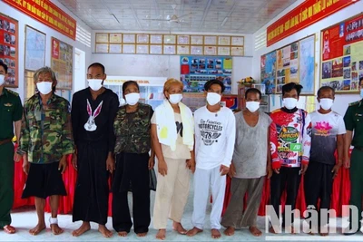 Cán bộ, chiến sĩ Đồn Biên phòng Khánh Hội (thuộc Bộ đội Biên phòng Cà Mau) tiếp nhận 8 ngư dân và thuyền viên người nước ngoài gặp nạn. (Ảnh: HOÀNG TÁ - Bộ đội Biên phòng Cà Mau)