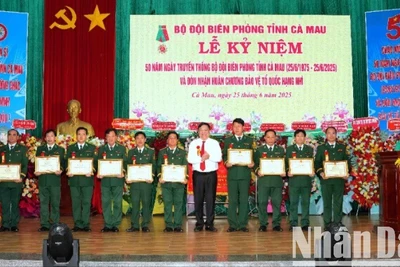 Chủ tịch Ủy ban nhân dân tỉnh Cà Mau Phạm Thành Ngại (giữa) tặng bằng khen cho các tập thể thuộc Bộ đội Biên phòng Cà Mau.