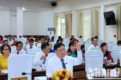 Các đại biểu Hội đồng nhân dân tỉnh Cà Mau biểu quyết thông các nghị quyết quan trọng tại kỳ họp thứ 21 vào chiều 24/6.