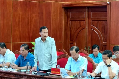 Bí thư Huyện ủy Năm Căn (tỉnh Cà Mau) Lượng Trọng Quyền tham gia ý kiến tại hội nghị, chiều 26/6.