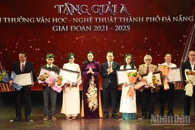 Ông Nguyễn Đình Vĩnh, Phó Bí thư Thường trực Thành ủy Đà Nẵng và bà Nguyễn Thị Anh Thi, Phó Chủ tịch Ủy ban nhân dân thành phố Đà Nẵng trao giải A cho các tác giả. (Ảnh: ANH ĐÀO)