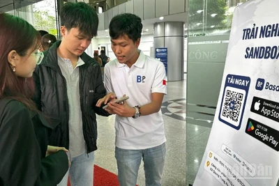 Sinh viên Đà Nẵng trải nghiệm tài sản số trong khuôn khổ hội thảo. (Ảnh: ANH ĐÀO)