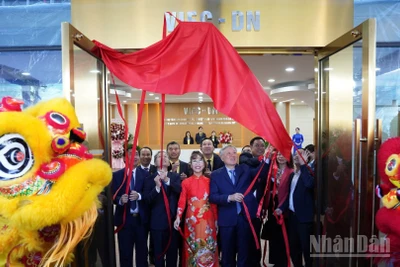 Phó Thủ tướng Thường trực Nguyễn Hòa Bình và các đại biểu thực hiện nghi thức đưa vào vận hành Cổng Thông tin điện tử VIFC-DN ngày 9/1/2026.