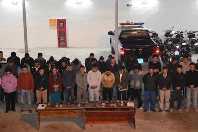 Các đối tượng trong đường dây đánh bạc tại cơ quan điều tra. (Ảnh: Công an cung cấp)