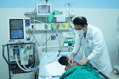 Bác sĩ thăm khám cho các bệnh nhi trong thời gian điều trị bằng thuốc đặc trị.