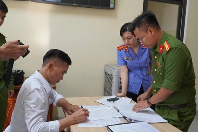 Nguyễn Văn Hoàng tại thời điểm làm việc với cơ quan chức năng. (Ảnh: Công an cung cấp)