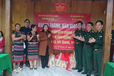 Bộ đội Biên phòng thành phố Đà Nẵng bàn giao nhà cho gia đình ông A Râl Nhim xã Tây Giang. (Ảnh: TRÚC HÀ)