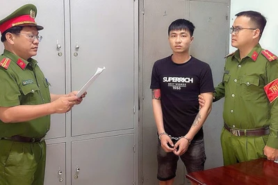 Đối tượng Phan Hồng Thiện tại Cơ quan điều tra. (Ảnh: Công an cung cấp)