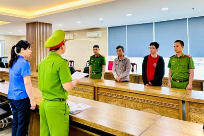 Cơ quan Cảnh sát điều tra (Phòng Cảnh sát kinh tế) Công an thành phố Đà Nẵng tống đạt các quyết định khởi tố vụ án, khởi tố bị can. (Ảnh: Công an cung cấp)