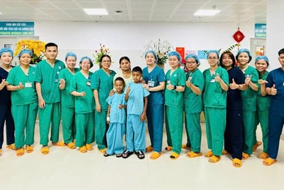 Hai bệnh nhi và ê-kíp các y bác sĩ Bệnh viện Phụ sản-Nhi Đà Nẵng.