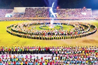 Nghệ thuật Xòe Thái, nét đặc trưng văn hóa của núi rừng Tây Bắc, qua những thăng trầm, được bao người giữ lửa, ngày càng rạng rỡ, lung linh. Ảnh: Nguyễn Tuấn Vũ