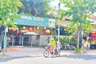 Hàng bánh tráng cuốn thịt heo (phố Trần Nhân Tông, phường Hội An Đông) đóng cửa hơn 2 tuần nay.