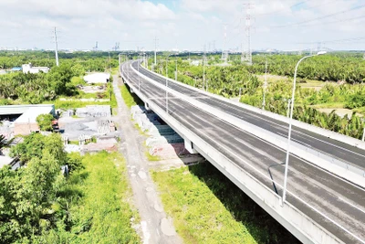 Một đoạn cầu cạn cao tốc ở Đồng bằng sông Cửu Long . Ảnh: Hữu Chánh
