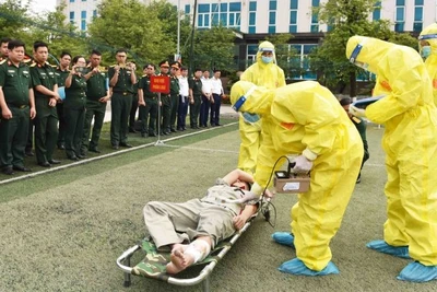 Các đại biểu và học viên tham quan hành động diễn tập cấp cứu nhiễm xạ. (ẢNH: PV)