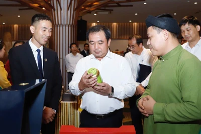 Quyền Bộ trưởng Nông nghiệp và Môi trường Trần Đức Thắng bên sản phẩm trà Việt. (Ảnh: PV)