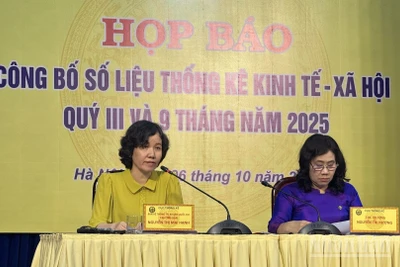 Bà Nguyễn Thị Mai Hạnh (áo vàng), Trưởng Ban Hệ thống Tài khoản Quốc gia, Cục Thống kê, Bộ Tài chính trả lời tại họp báo. (Ảnh: HNV)