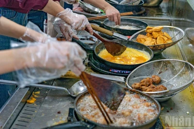 Các món ăn liên tục được nấu từ sáng tới tối, ngọn lửa trên bếp dường như không ngơi nghỉ.