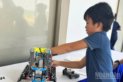 Học sinh thi mô hình STEM trong khuôn khổ Ngày hội Đổi mới Sáng tạo Quốc gia 2025. (Ảnh: HNV)