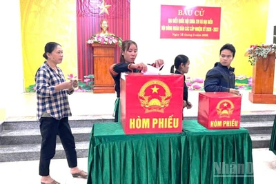 Cử tri người Rục bỏ phiếu tại bản Mò O Ồ Ồ, xã Kim Phú, tỉnh Quảng Trị.