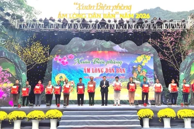 Chủ tịch Ủy ban nhân dân tỉnh Quảng Trị Lê Hồng Vinh tặng quà Tết cho bà con người Rục.