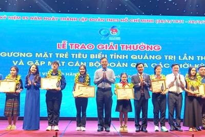 Các đồng chí lãnh đạo tỉnh Quảng Trị trao giải thưởng “Gương mặt trẻ tiêu biểu tỉnh Quảng Trị lần I" cho các cá nhân.