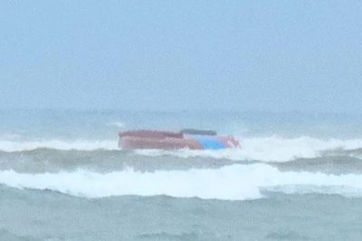 Tàu cá chìm ngay trước cửa Nhật Lệ, các ngư dân tự bơi vào bờ an toàn.