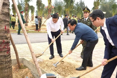 Đồng chí Nguyễn Văn Phương (ở giữa) và lãnh đạo tỉnh Quảng Trị tham gia trồng cây đầu xuân.